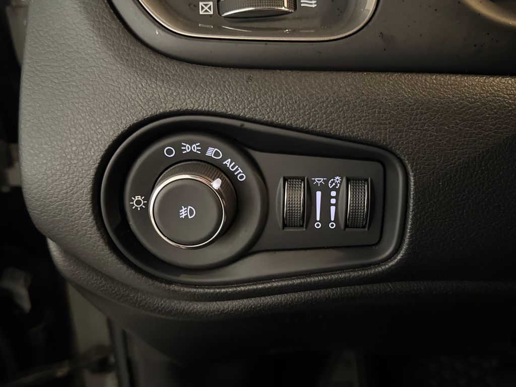 Certified Used 2022 Gray Jeep Latitude image 16