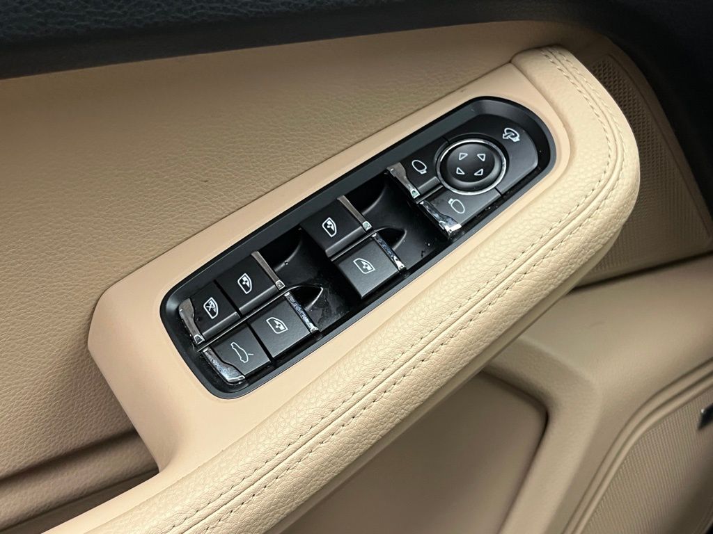 Thumbnail: 2023 Porsche Macan - 28