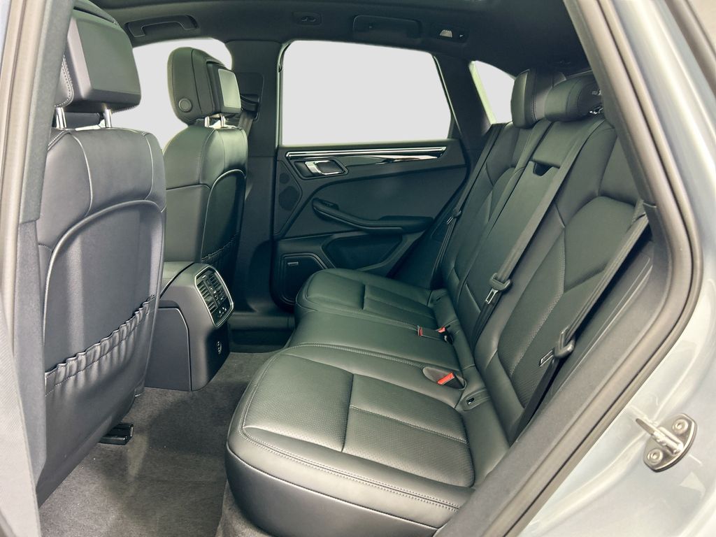 Thumbnail: 2026 Porsche Macan - 19