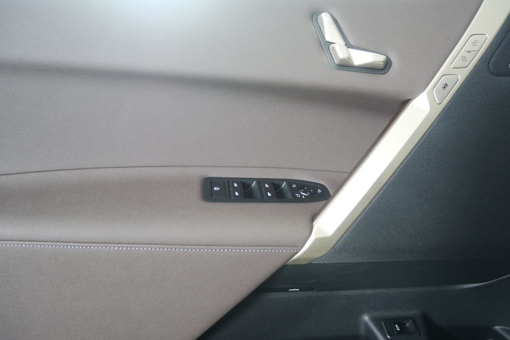 Thumbnail: 2026 BMW iX - 8