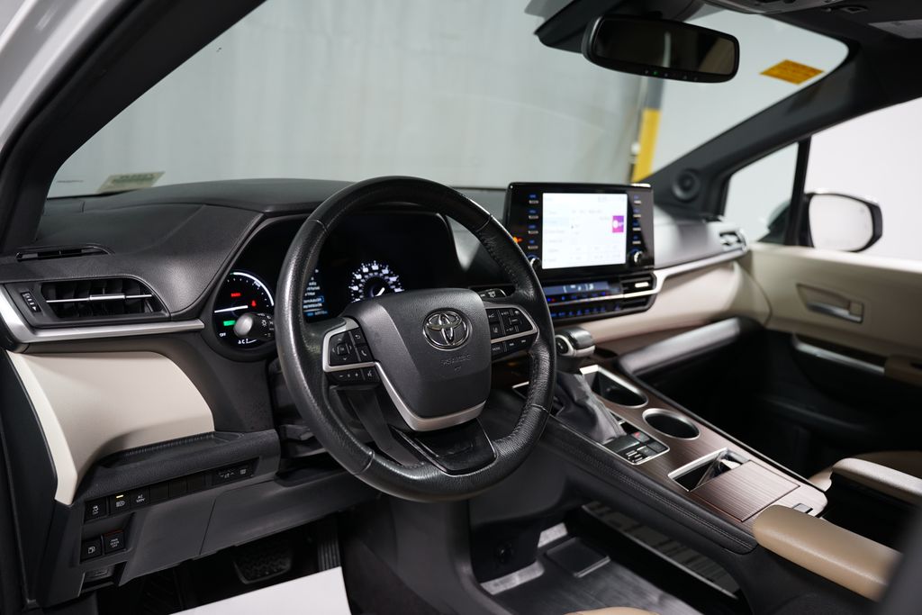 2022 Toyota Sienna XLE 11
