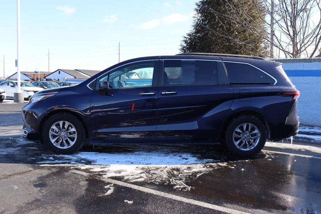 2022 Toyota Sienna XLE 2