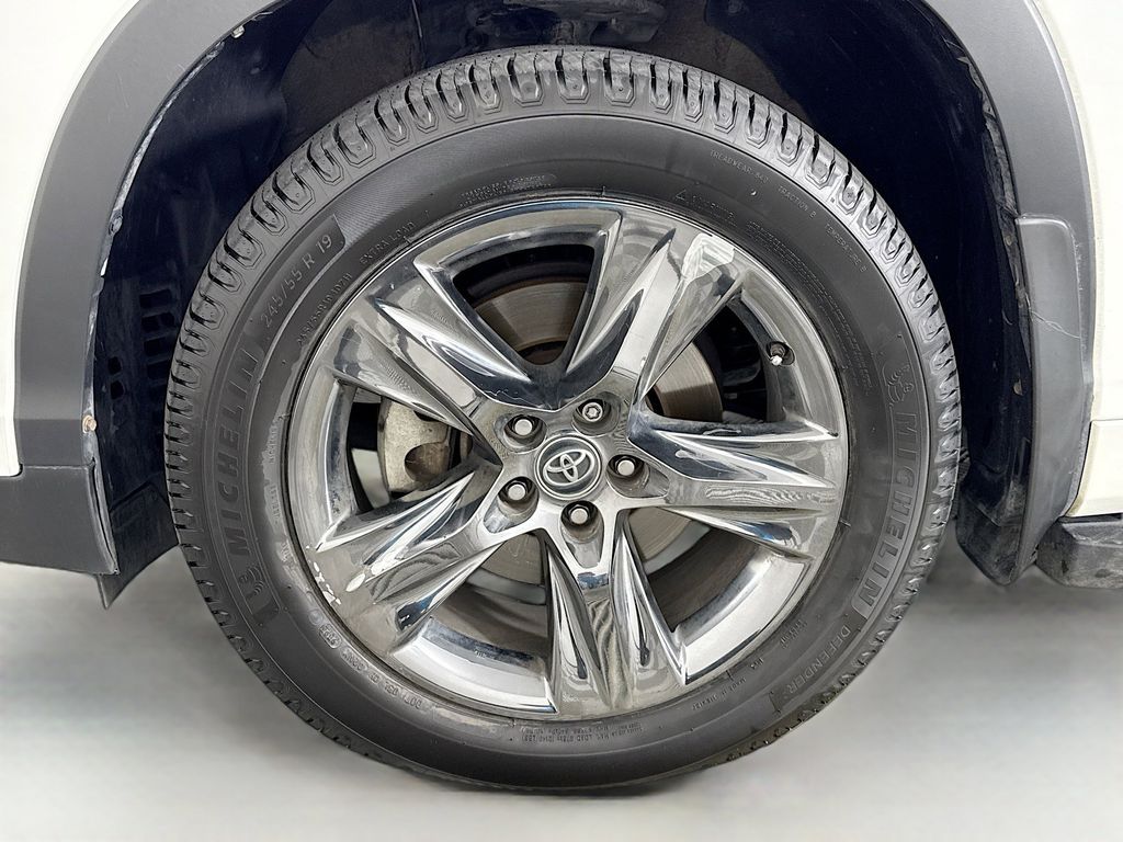 Thumbnail: 2019 Toyota Highlander - 32