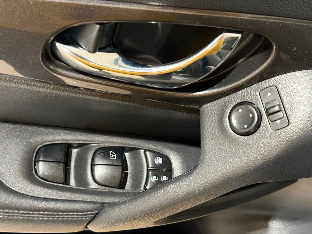 2017 Nissan Rogue SV 16