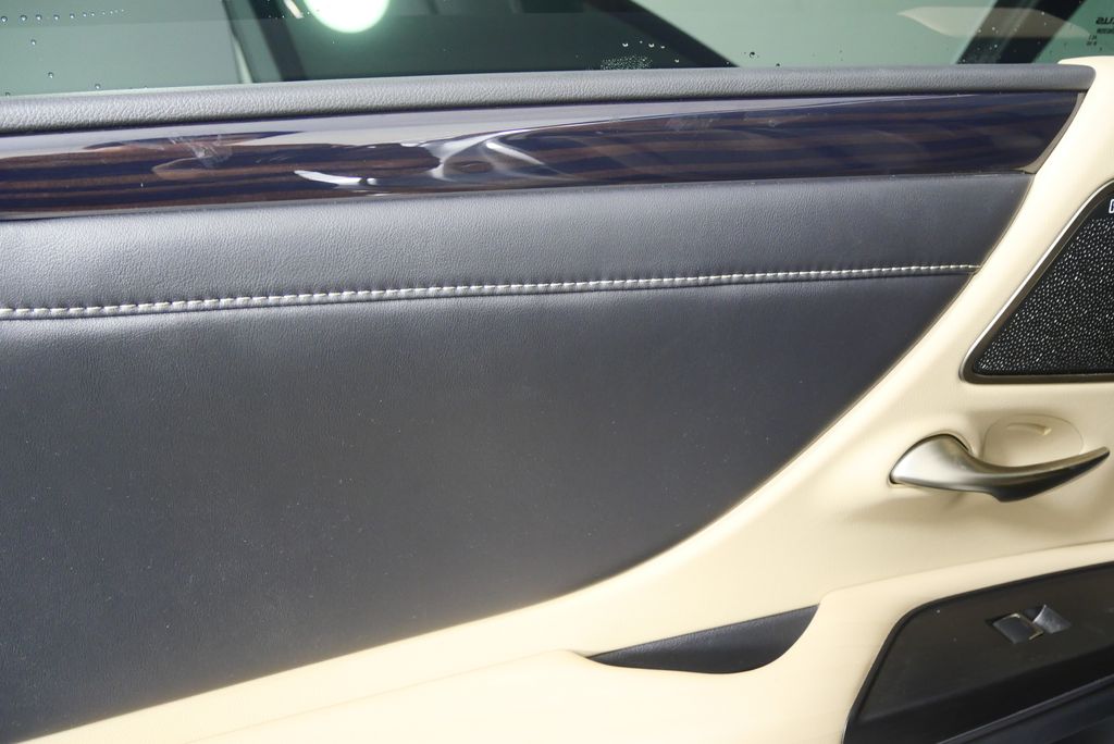 Thumbnail: 2021 Lexus ES - 14