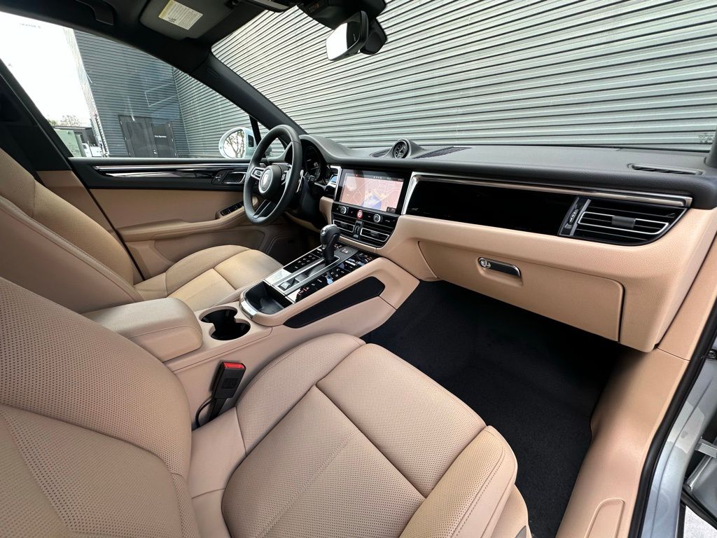 2025 Porsche Macan  32