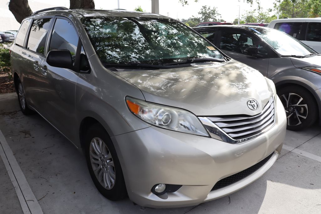 Thumbnail: 2017 Toyota Sienna - 6