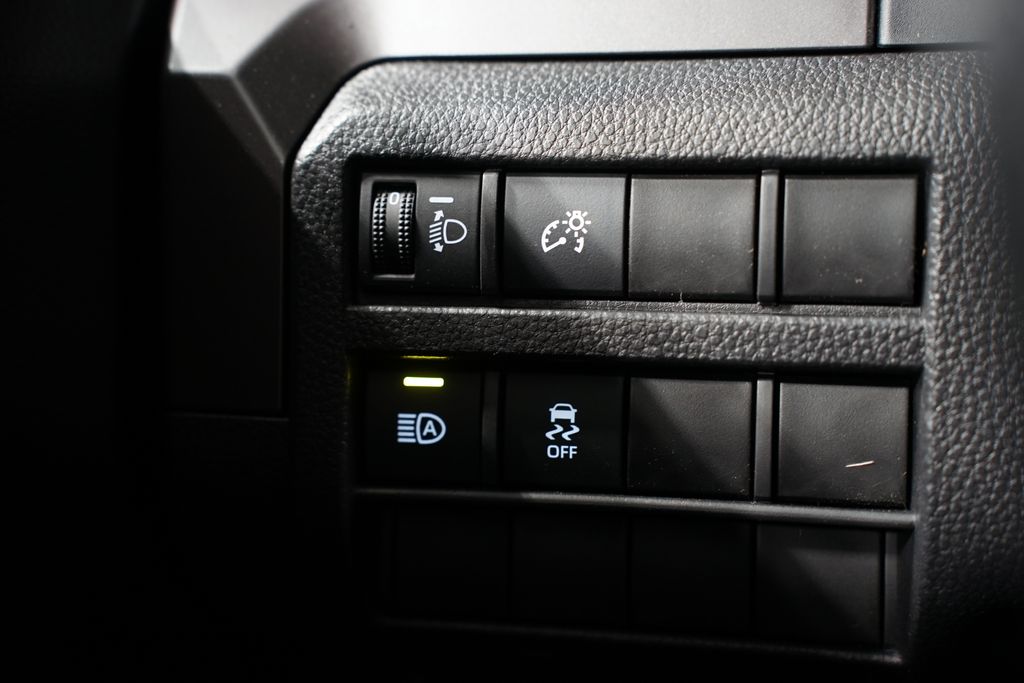 2025 Toyota Tacoma SR5 25