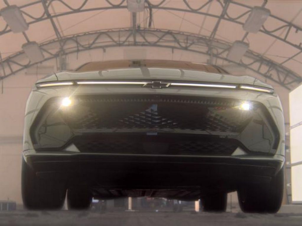 Used 2025 Gray Chevrolet RS image 4