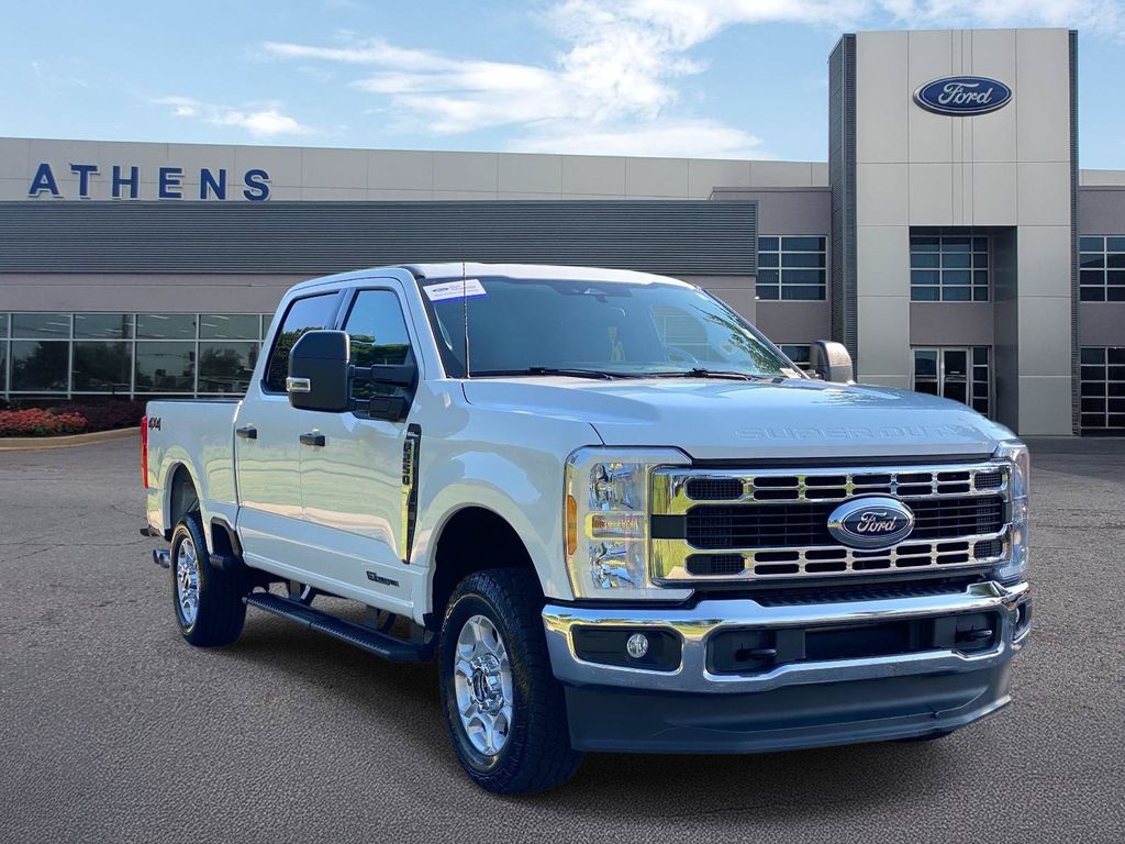 Oxford White 2025 Ford F-250 Super Duty Pickup Truck Four-Wheel Drive Automatic