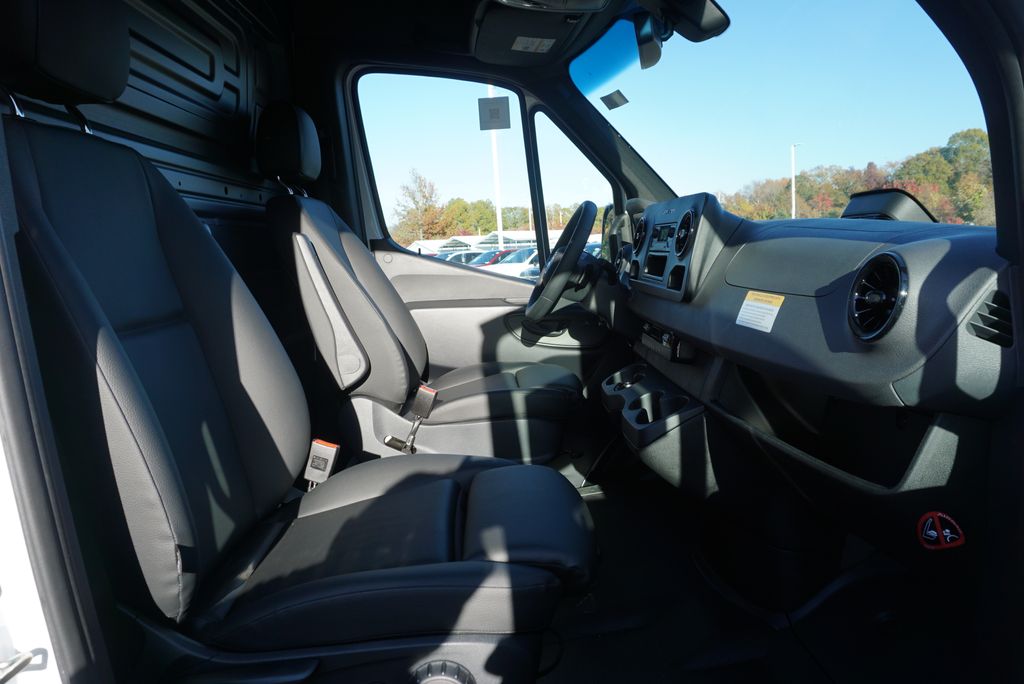 Thumbnail: 2025 Mercedes-Benz Sprinter - 17