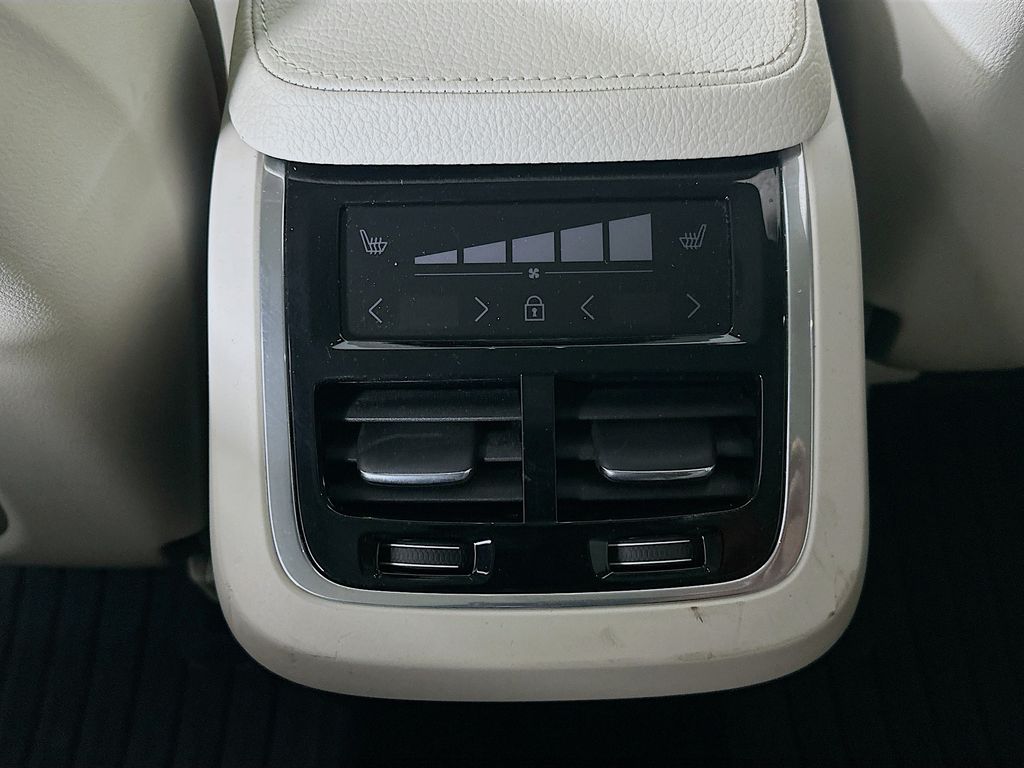 Used 2019 Blue Volvo T6 Momentum image 22