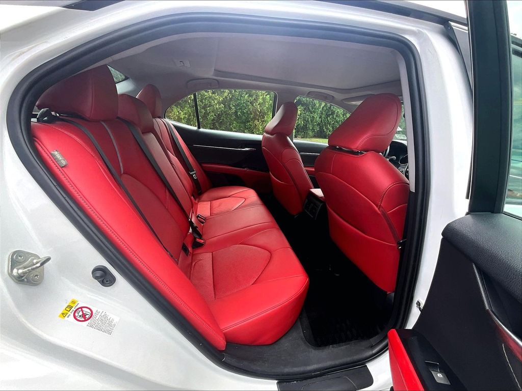 2018 Toyota Camry — photo 16