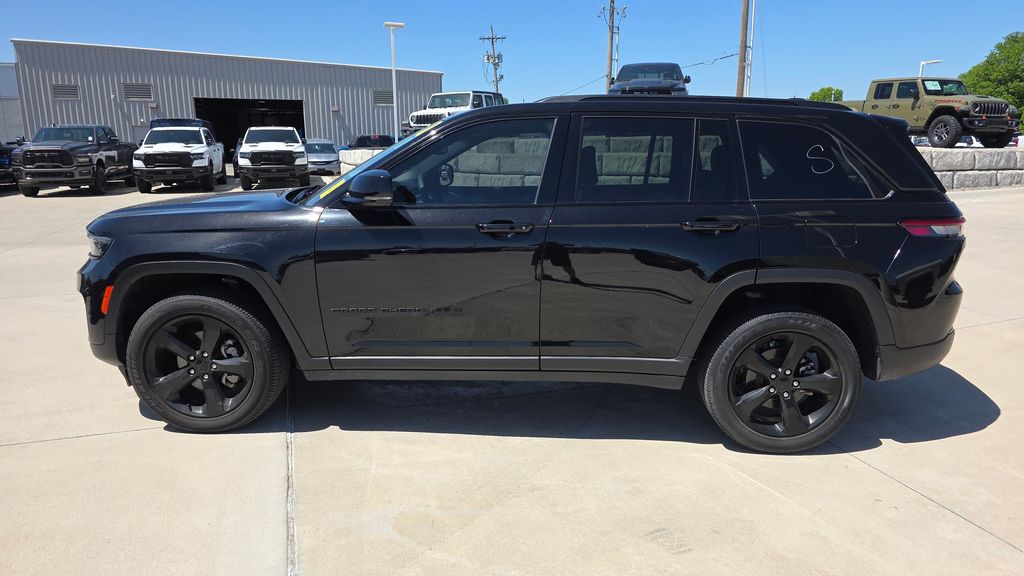 Used 2023 Jeep Grand Cherokee Altitude with VIN 1C4RJHAG9PC557092 for sale in Kansas City
