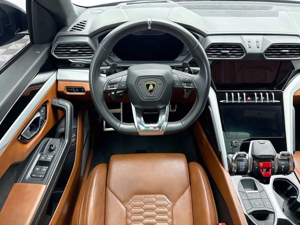 Thumbnail: 2020 Lamborghini Urus - 10