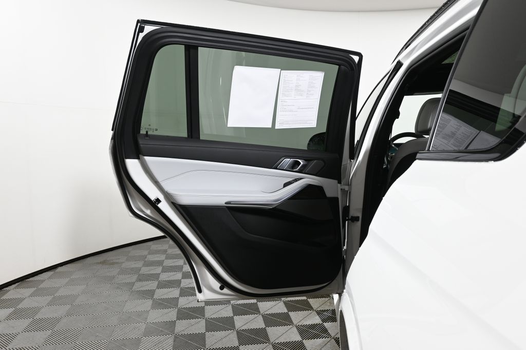 Thumbnail: 2026 BMW X7 - 31