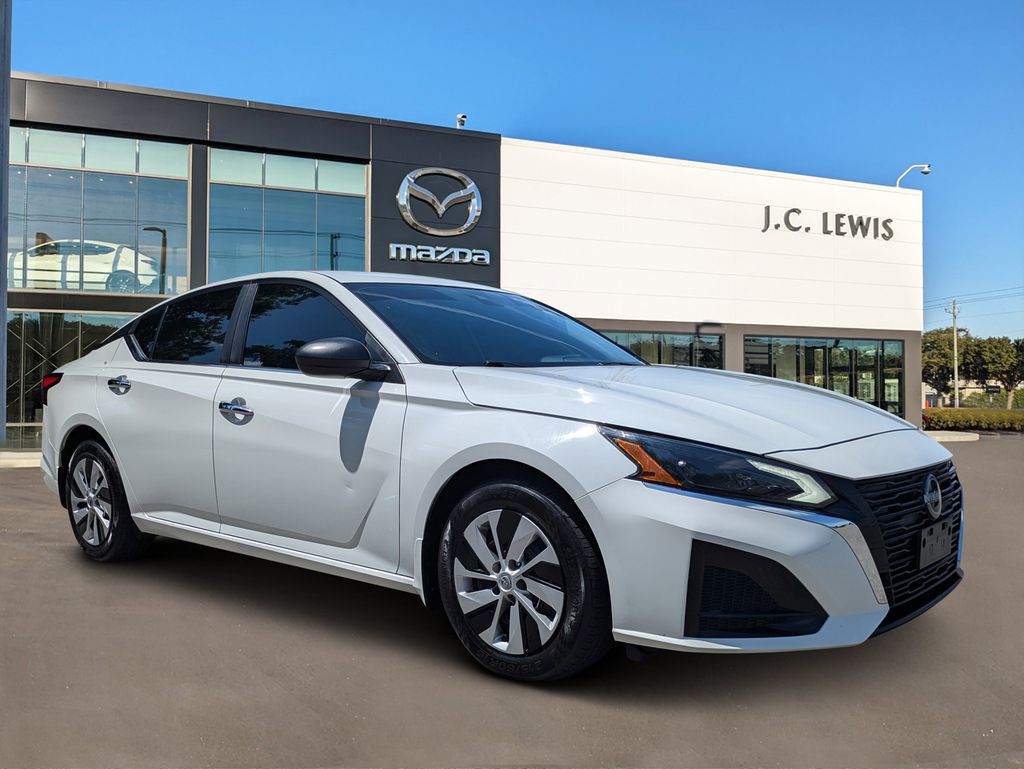 Glacier White 2024 Nissan Altima Sedan Front-Wheel Drive Continuously Variable Transmission
