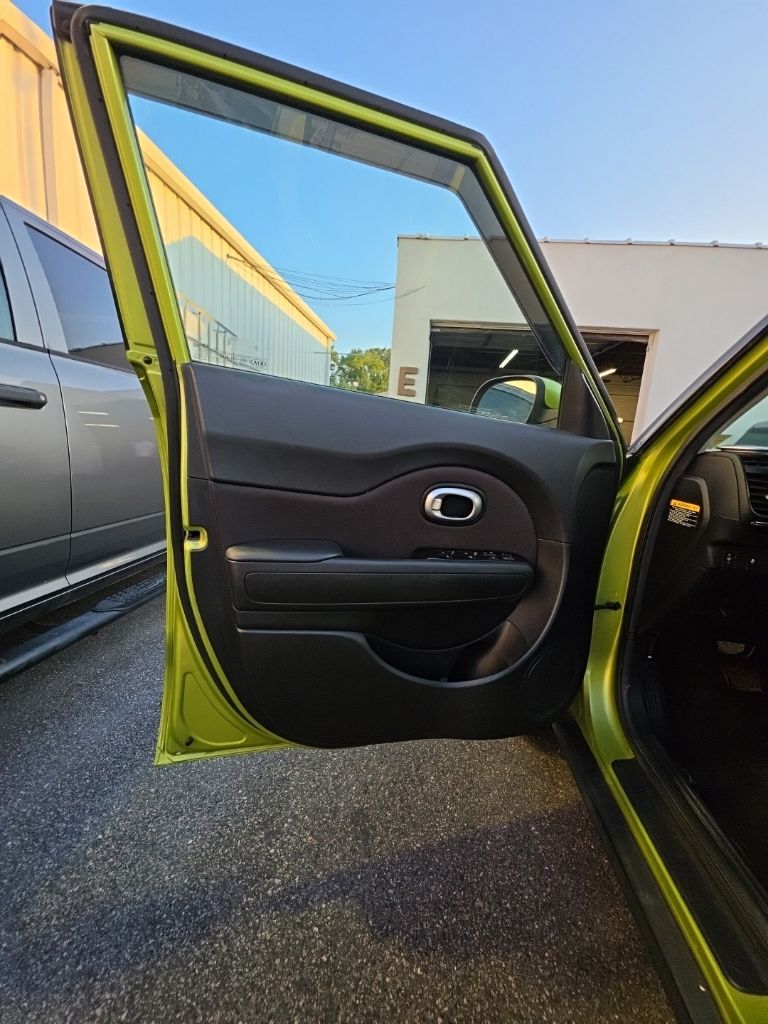 Used 2015 Green Kia Plus image 13