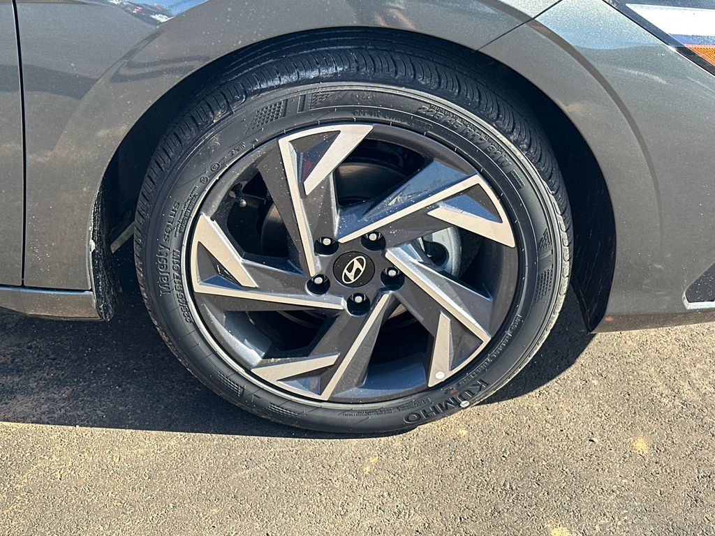 Used 2025 Gray Hyundai SEL Sport image 12