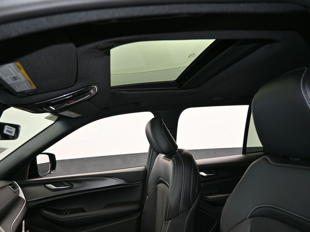 New 2025 Velvet Red Pearlcoat Jeep Laredo image 11