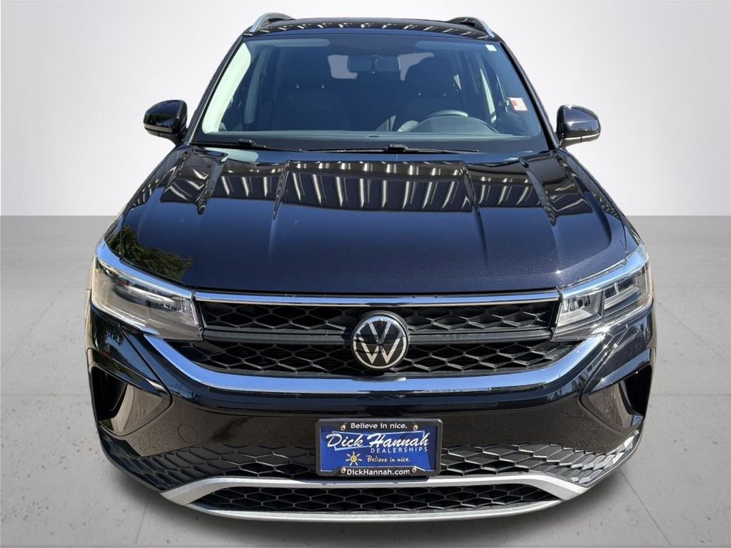 2022 Volkswagen Taos SE photo 3