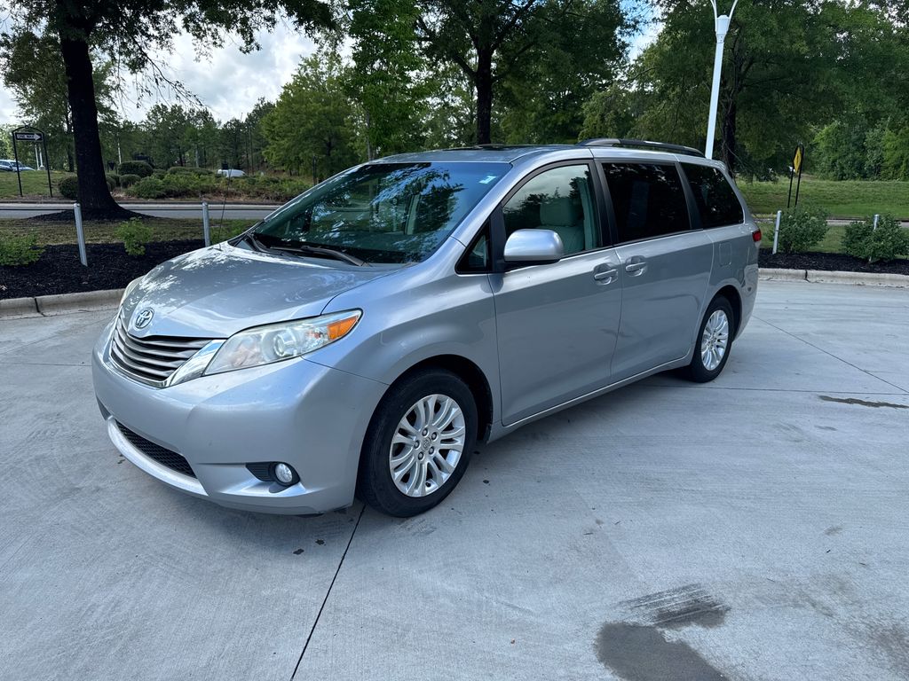 Used 2013 Silver Toyota XLE image 3