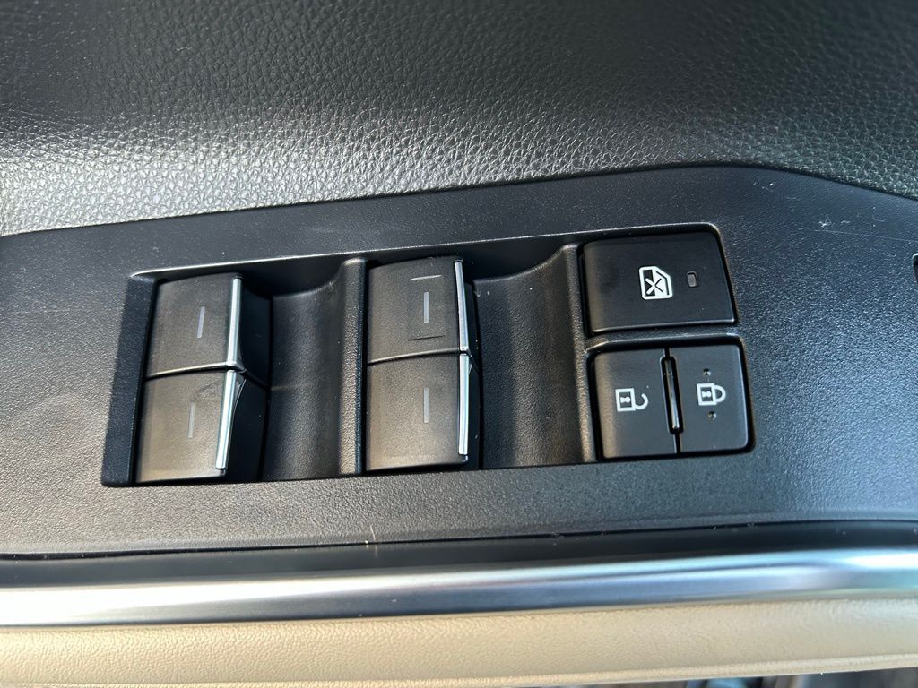 Thumbnail: 2023 Toyota Highlander - 16