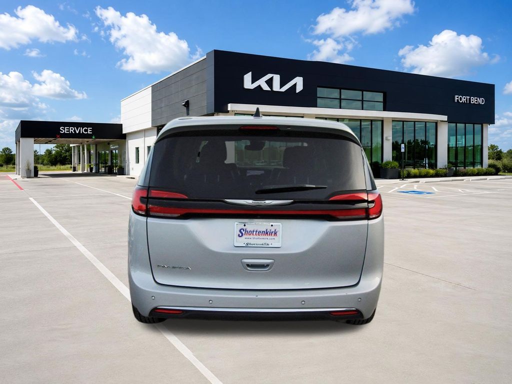 2023 Chrysler Pacifica Touring L - 5