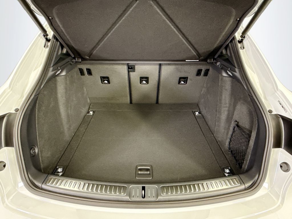 Thumbnail: 2026 Porsche Macan - 29