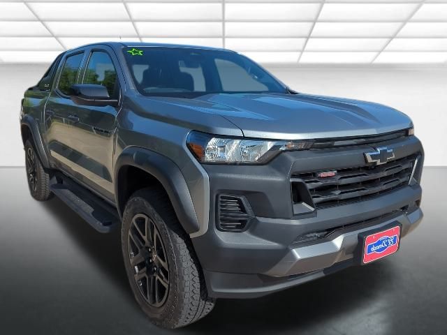 Sterling Gray Metallic 2025 Chevrolet Colorado Trail Boss Crew Cab 4WD Pickup Truck Four-Wheel Drive 8-Speed Automatic