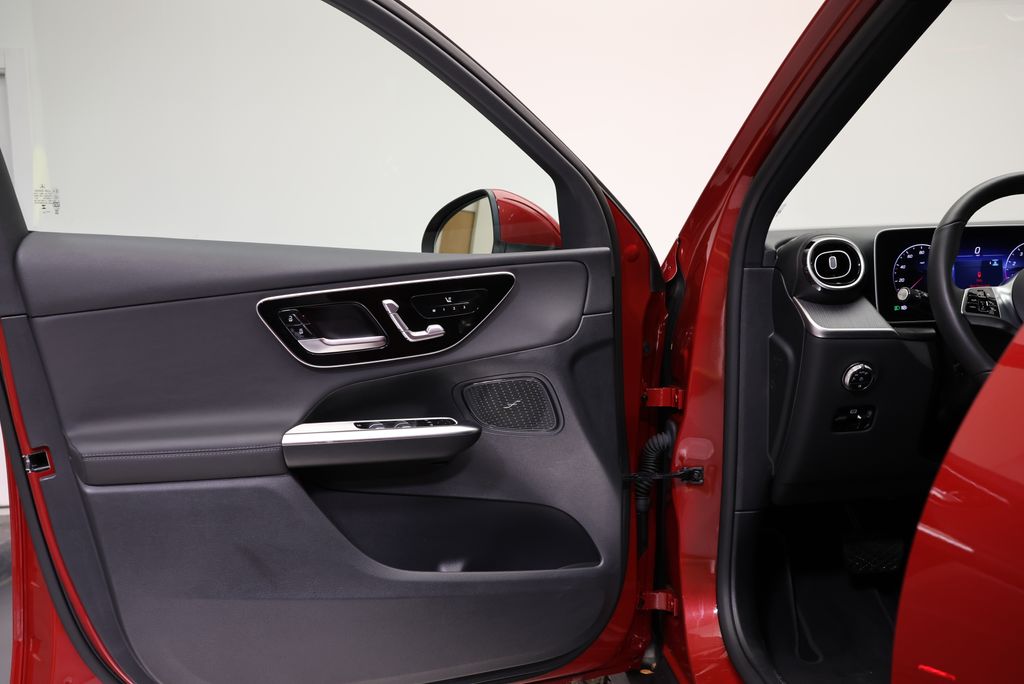 Thumbnail: 2025 Mercedes-Benz GLC - 30