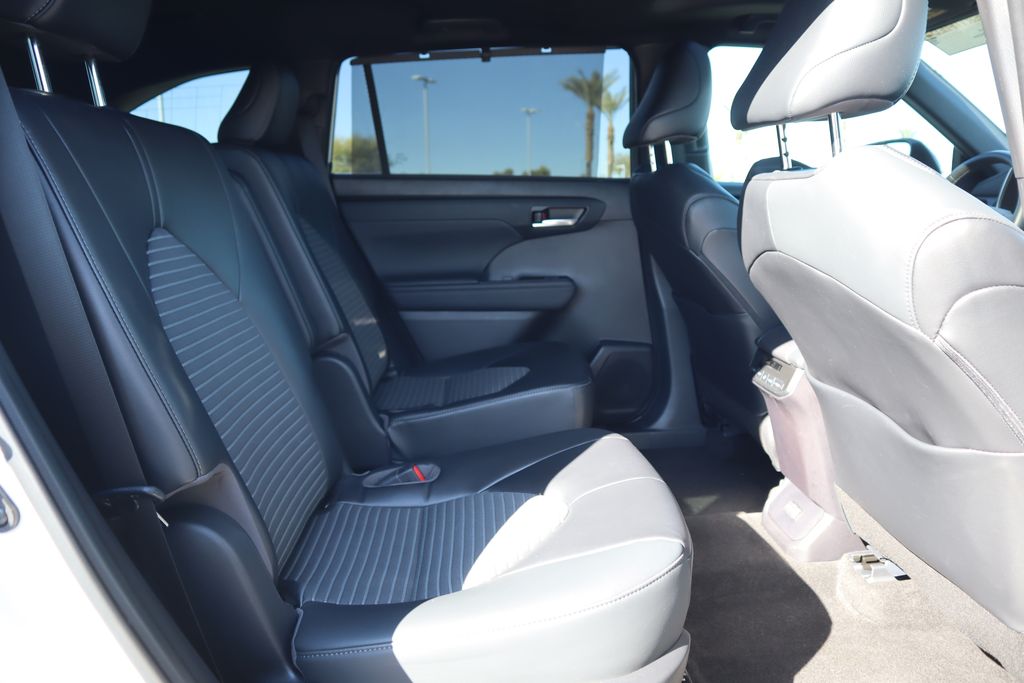 Thumbnail: 2023 Toyota Highlander - 21