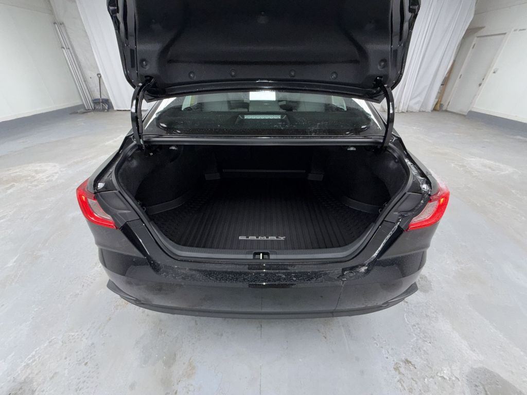 2026 Toyota Camry SE - Photo 16