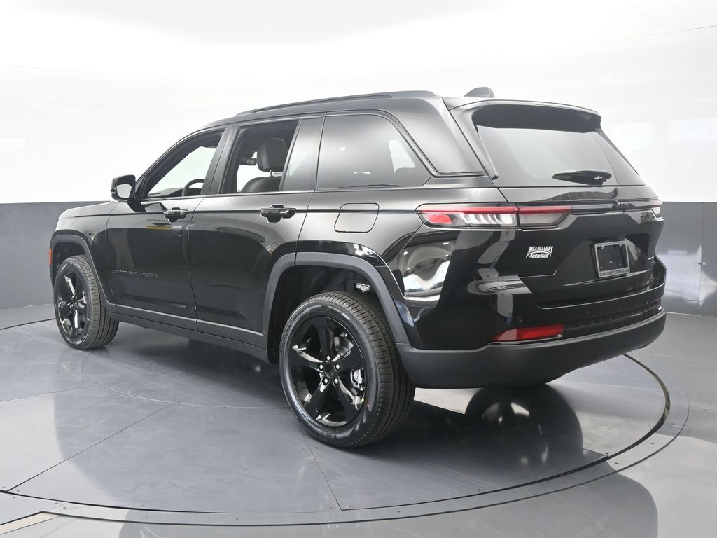 New 2025 Diamond Black Crystal Pearlcoat Jeep Limited image 4