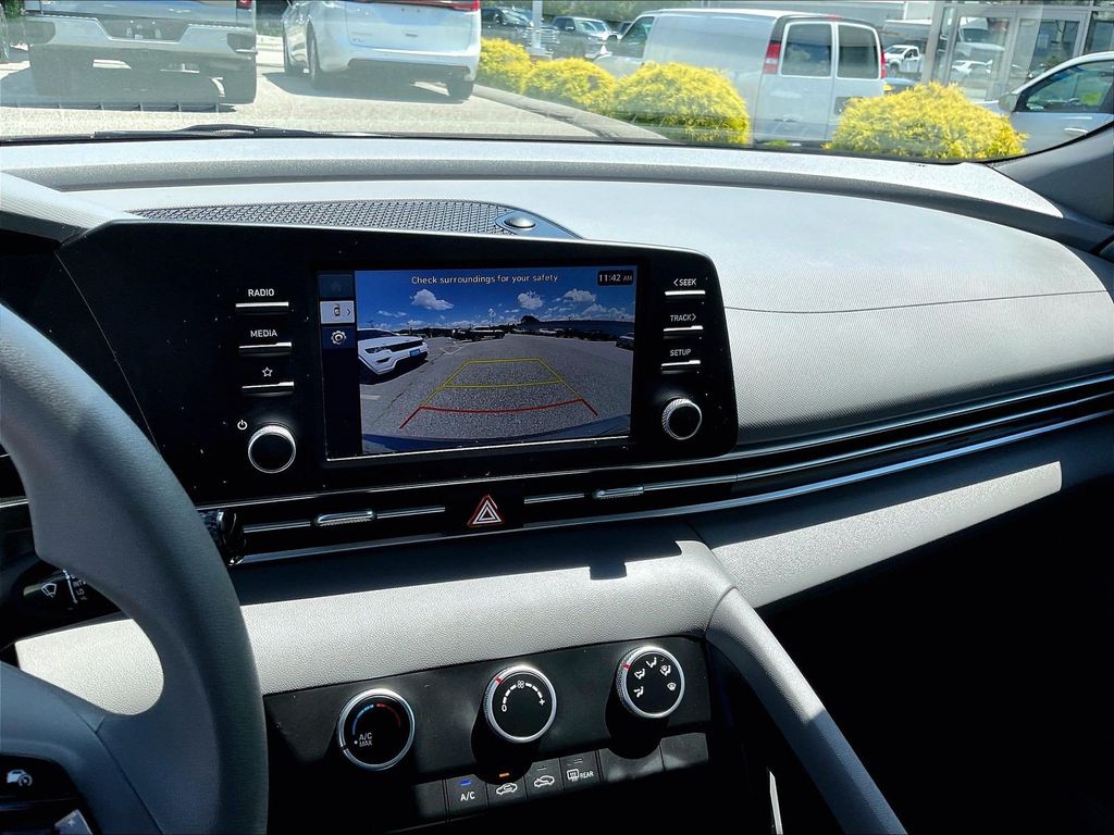 2025 Hyundai Elantra — photo 19
