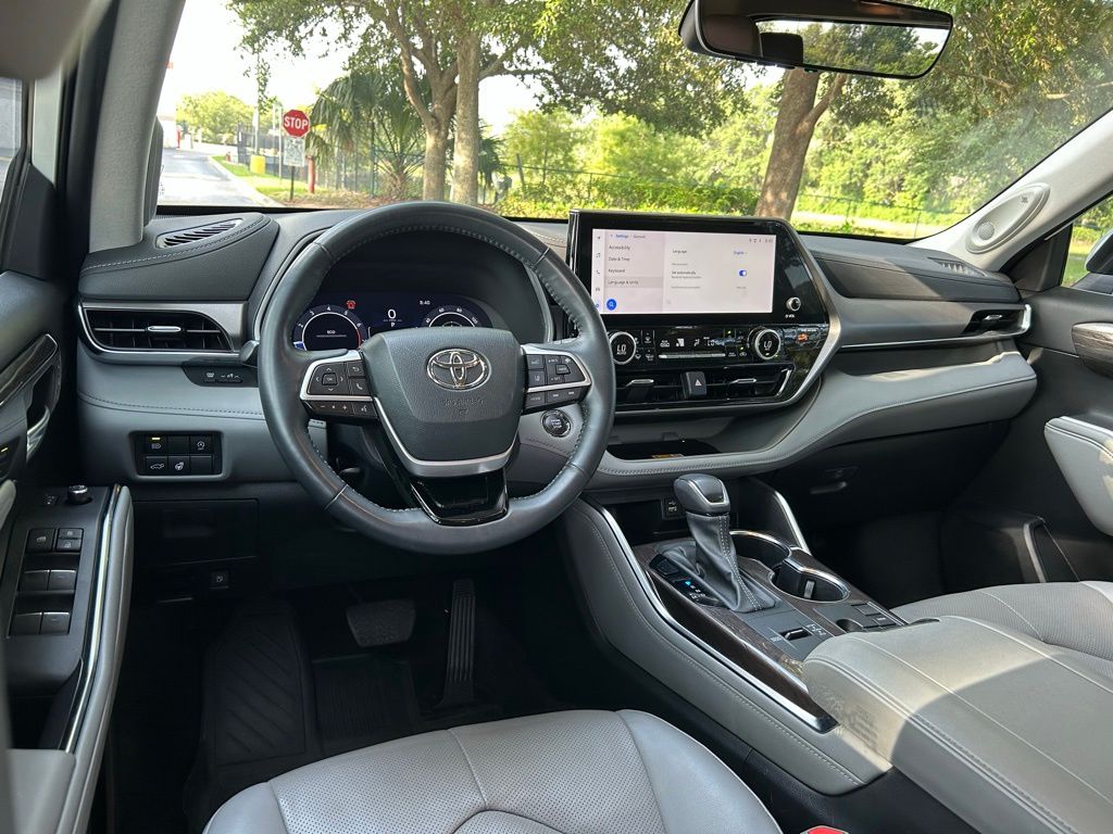 2023 Toyota Highlander Limited 12