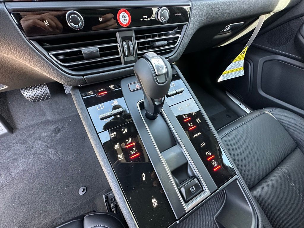 Thumbnail: 2026 Porsche Macan - 25