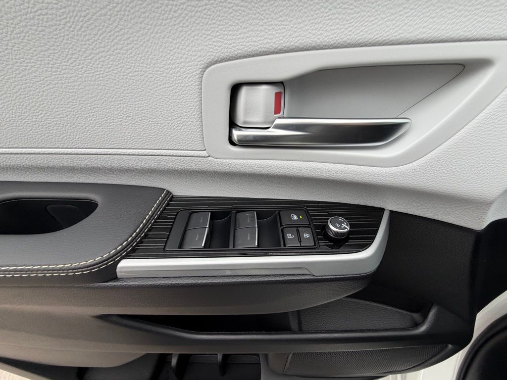 Thumbnail: 2026 Toyota Sienna - 22