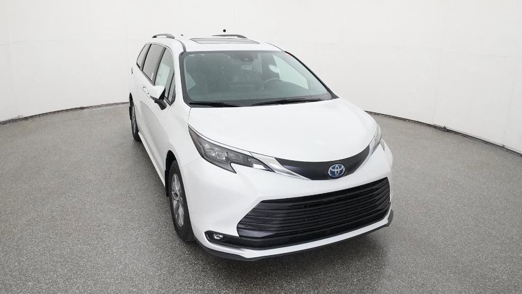 Thumbnail: 2025 Toyota Sienna - 3