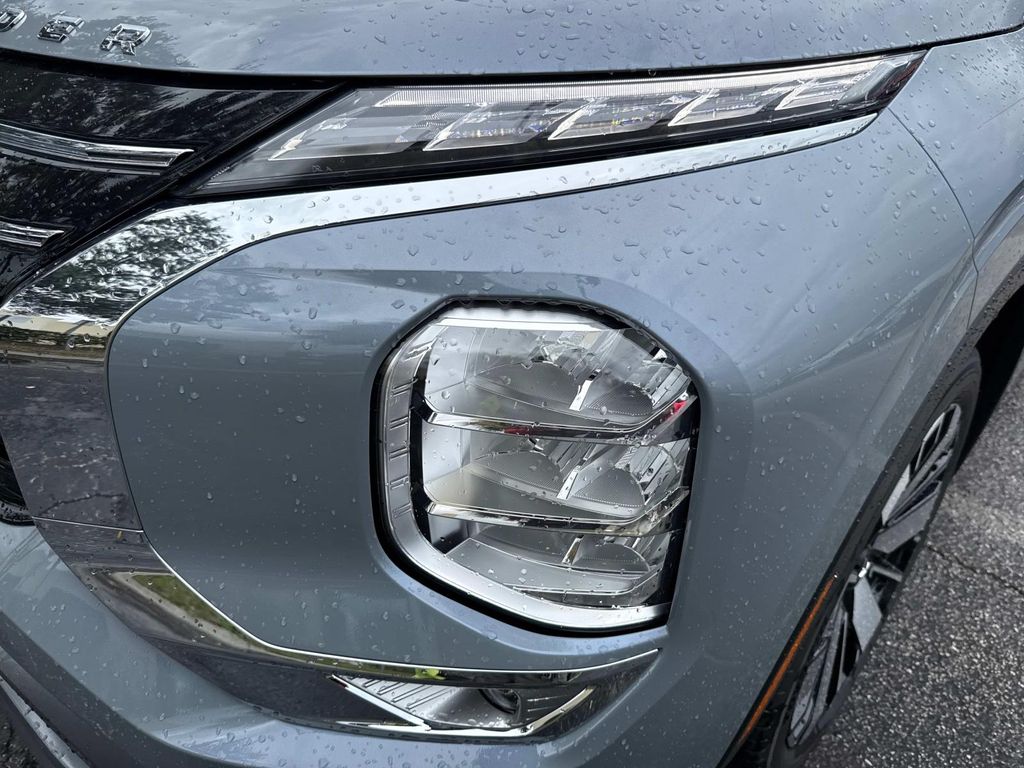 2025 Mitsubishi Outlander SEL - Photo 9