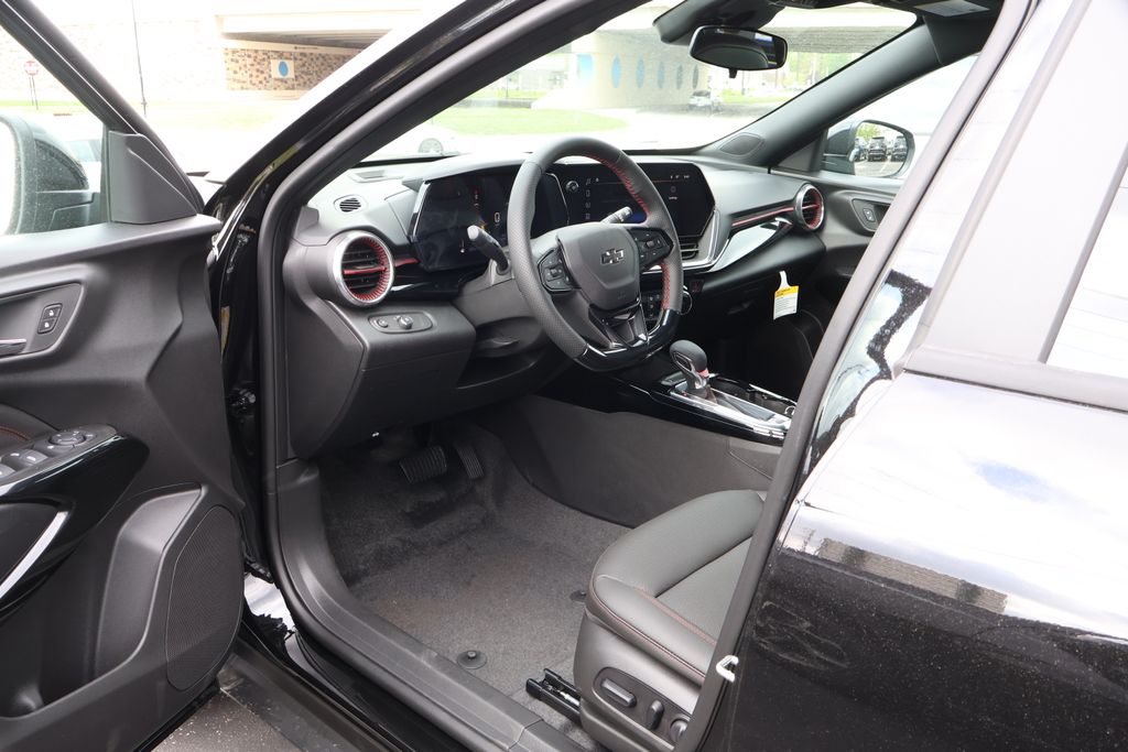 2025 Chevrolet Trax RS 11