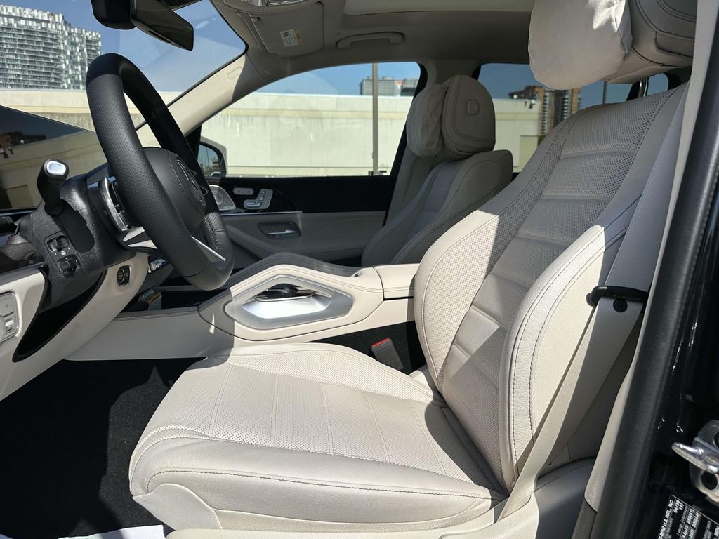 2025 Mercedes-Benz GLS 450 4MATIC 18