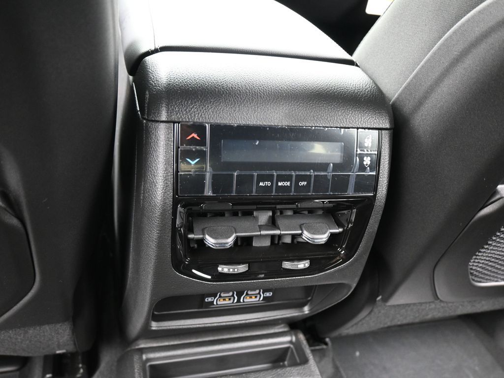 New 2026 Diamond Black Crystal Pearlcoat Jeep Laredo image 31