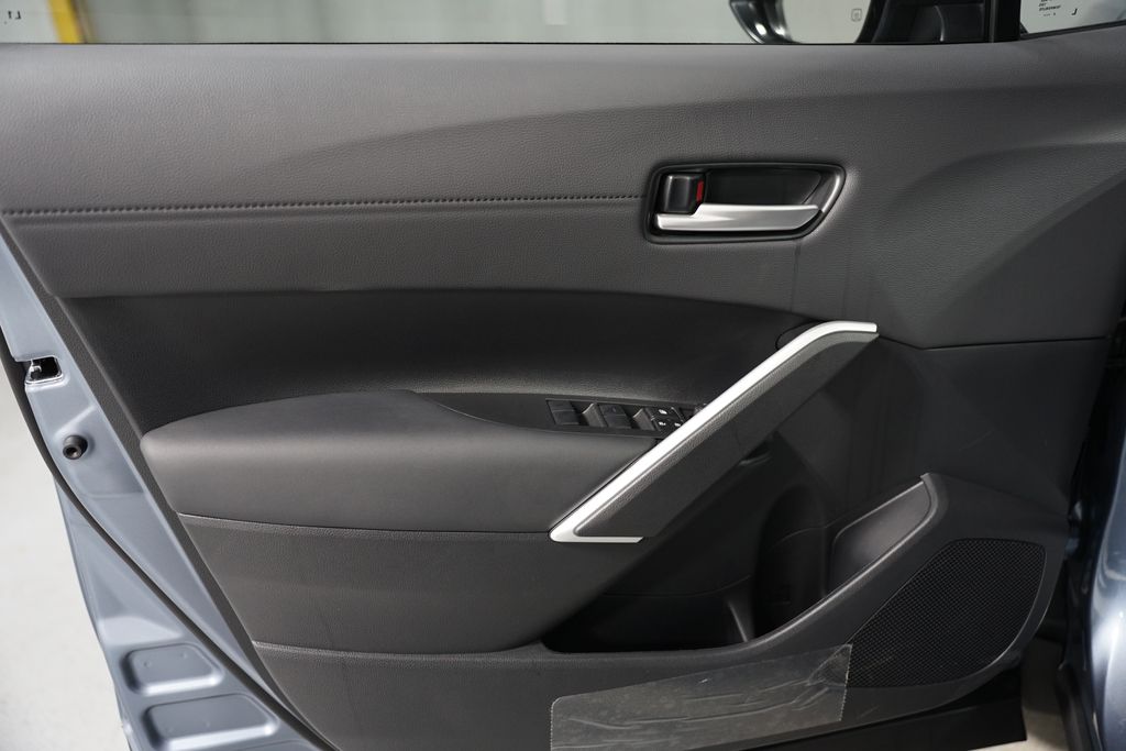 2025 Toyota Corolla Cross XLE 29