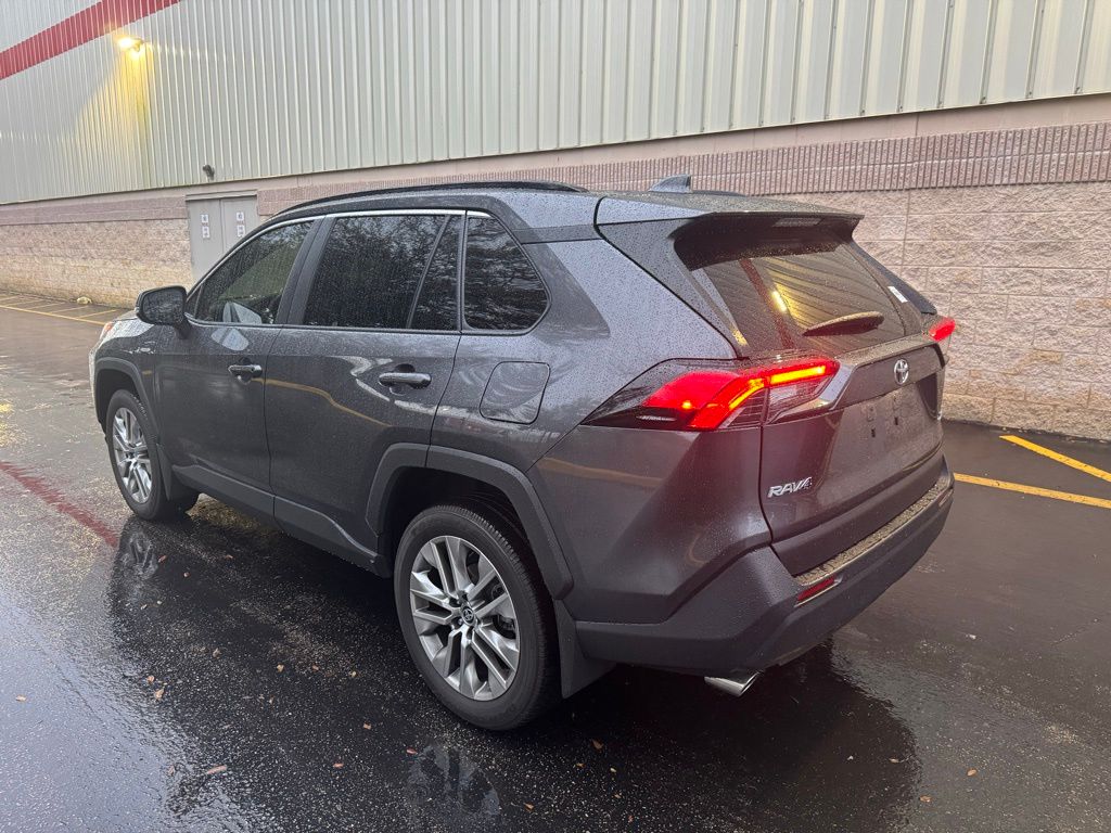 2024 Toyota RAV4 XLE Premium 3