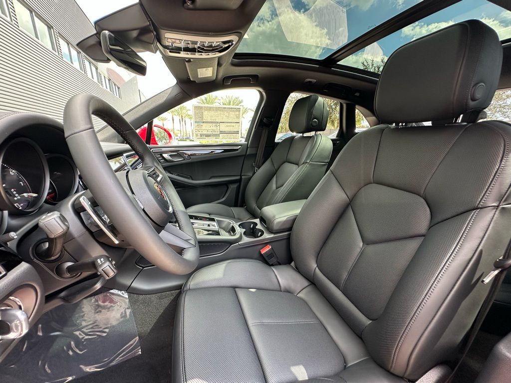 Thumbnail: 2026 Porsche Macan - 5