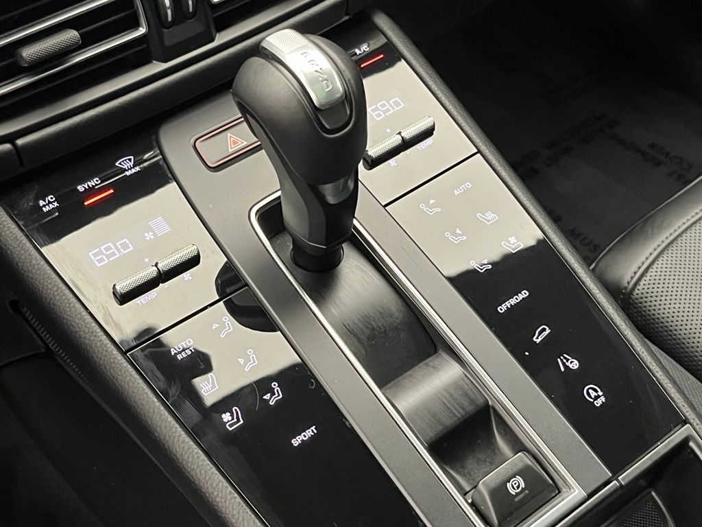 Thumbnail: 2023 Porsche Macan - 20