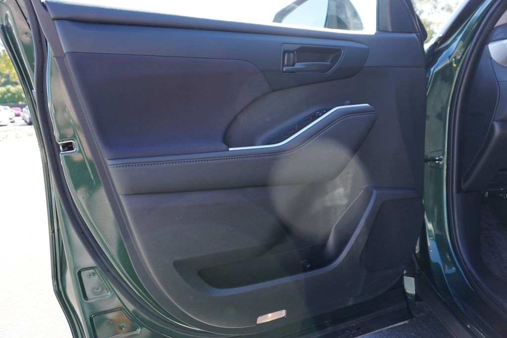 Thumbnail: 2024 Toyota Highlander - 21