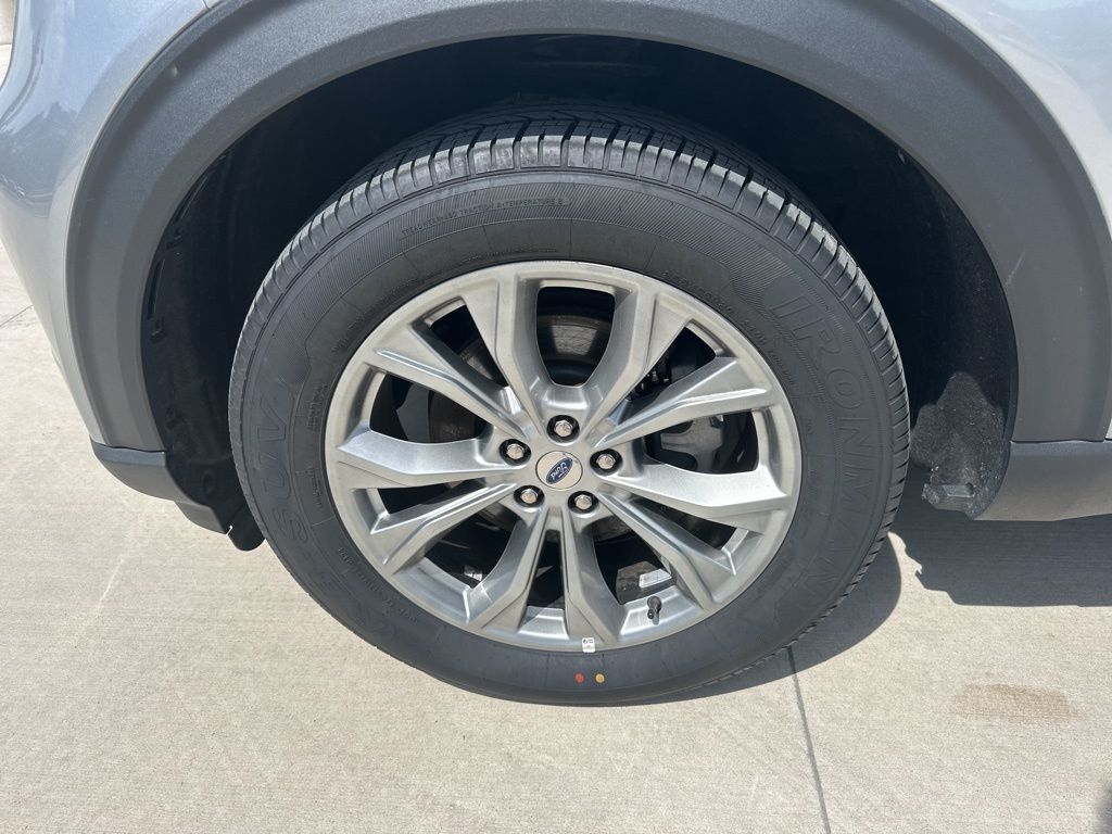 2023 Iconic Silver Metallic Ford Explorer Limited RWD SUV