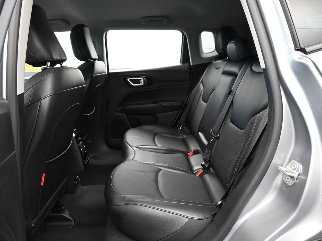 Used 2022 Billet Silver Metallic Clearcoat Jeep Trailhawk image 34